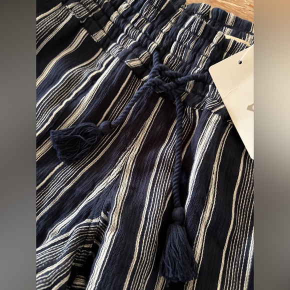 Roxy Oceanside Yarn Dyed Navy and White Striped Shorts, Size Medium NWT - Picture 3 of 10
